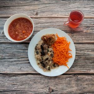 Zdjęcie przedstawia Dietę podstawową: Kapuśniak z kapusty kiszonej Kasza jęczmienna/sypko Zrazik drobiowy z udźca pieczony mielony Sos pieczarkowy Sur&oacute;wka z marchwi z olejem Kompot owocowy z jabłkami